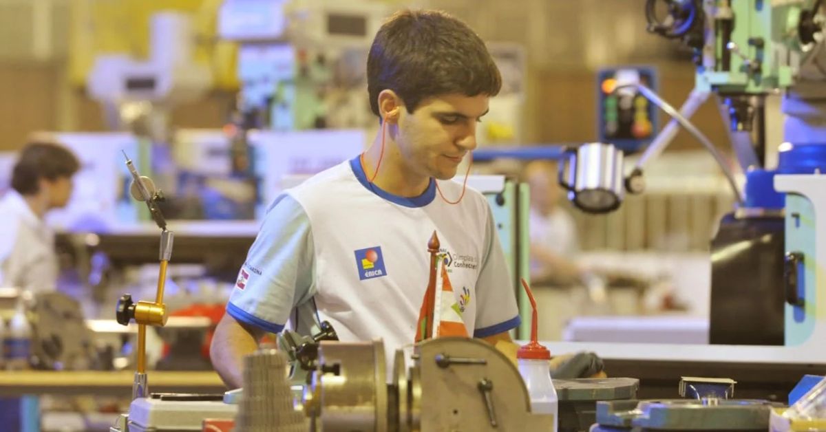 Profissional de curso técnico opera máquina industrial em ambiente de produção, ilustrando o avanço da empregabilidade técnica e da formação profissional no Brasil.
