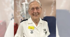 Enfermeira de 80 anos inspira ao seguir na emergência após 55 anos de carreira
