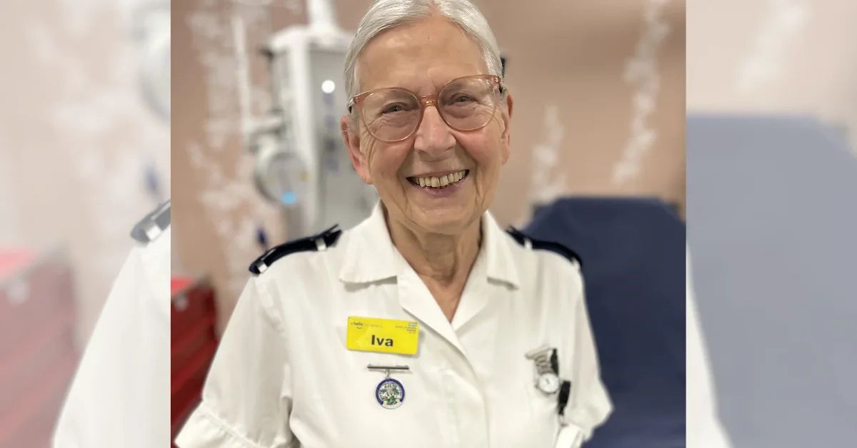 Enfermeira de 80 anos Iva Hills sorri durante plantão no Hospital Pilgrim, onde continua trabalhando após 55 anos de carreira.