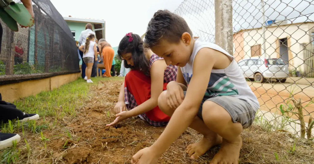 O Canto da Calma ampliou os ambientes de leitura da escola na natureza, aproximando os estudantes do contato com áreas verdes.