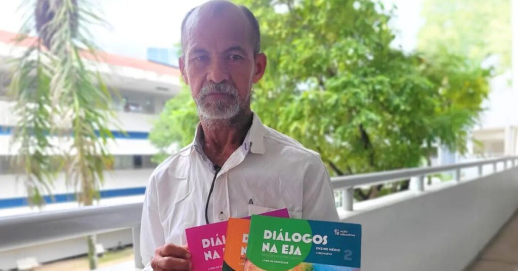 Walmerinston Corrêa exibe livros da EJA após conquistar vaga na UFPA, mostrando que estudar depois dos 60 anos é possível