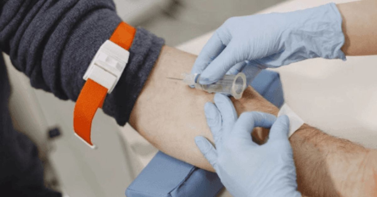 Profissional de saúde realiza coleta para exame de sangue para detectar câncer, tecnologia que pode ajudar no diagnóstico precoce de múltiplos tumores.