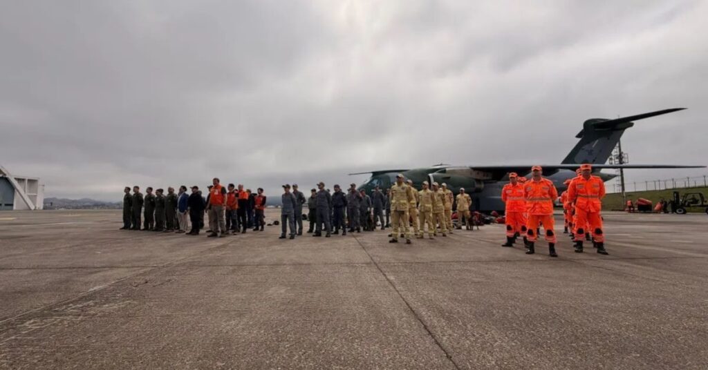 FAB resgata brasileiros durante missão humanitária na Venezuela com aeronave da Força Aérea Brasileira e equipes de bombeiros antes do embarque.