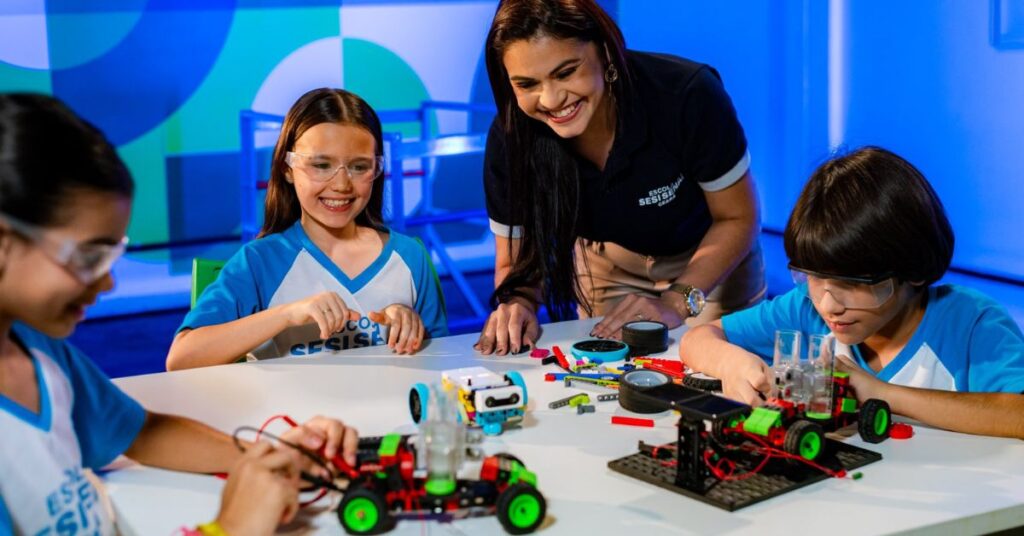 Crianças participam de oficina de robótica durante as férias educativas promovidas pelo SESI Ceará.