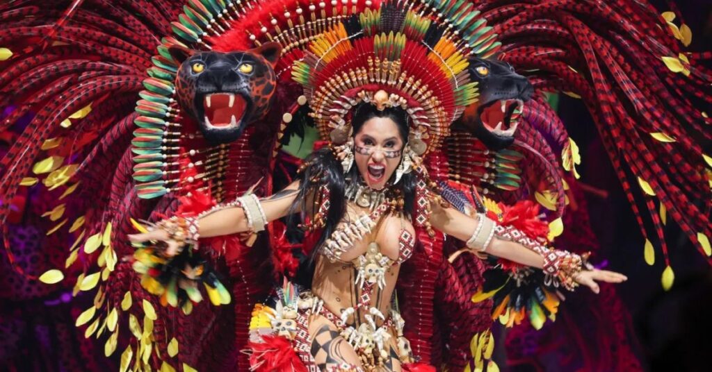 Apresentação do Festival de Parintins com fantasia inspirada na Amazônia durante espetáculo do Boi-Bumbá.