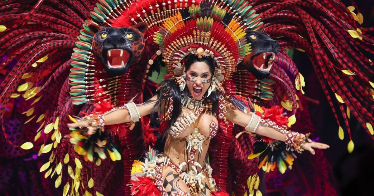 Apresentação do Festival de Parintins com fantasia inspirada na Amazônia durante espetáculo do Boi-Bumbá.