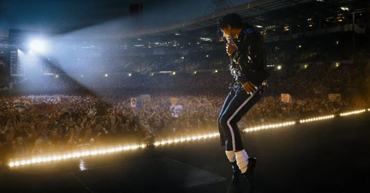 Cena do filme Michael mostra Jaafar Jackson interpretando Michael Jackson durante apresentação que ajudou a levar a produção ao recorde de maior bilheteria entre as cinebiografias.