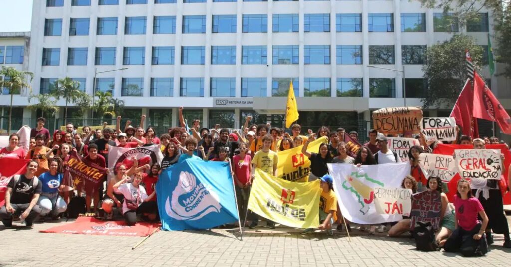 Estudantes da Universidade de São Paulo durante mobilização que antecedeu o fim da greve da USP após 54 dias de paralisação.
