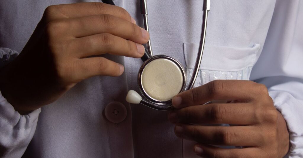 Estudante de medicina segura estetoscópio durante formação médica avaliada por novo exame obrigatório para obtenção do CRM