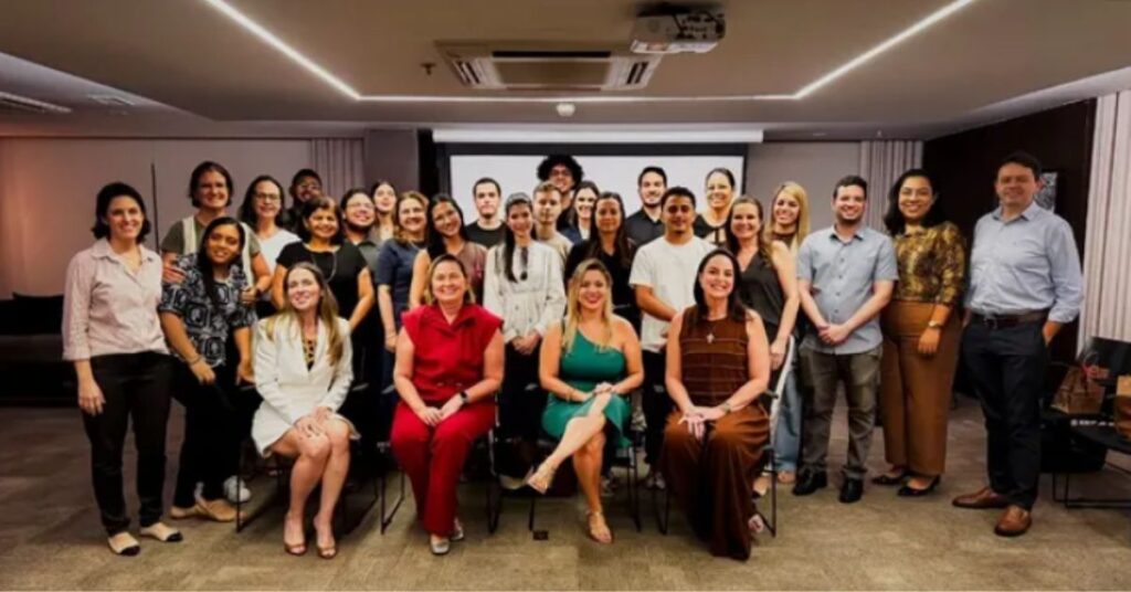 Participantes do Projeto Jovens Protagonistas durante encontro promovido pela Fundação Beto Studart sobre formação de talentos, mentoria para jovens e competências digitais.