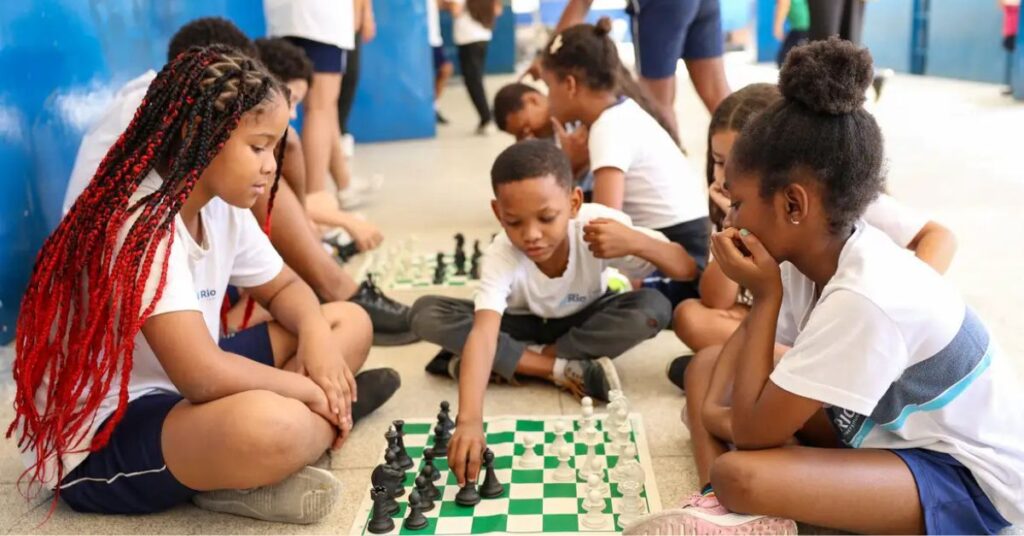 Estudantes participam de atividade de gamificação na educação com jogo de xadrez para desenvolver pensamento estratégico e tomada de decisão.