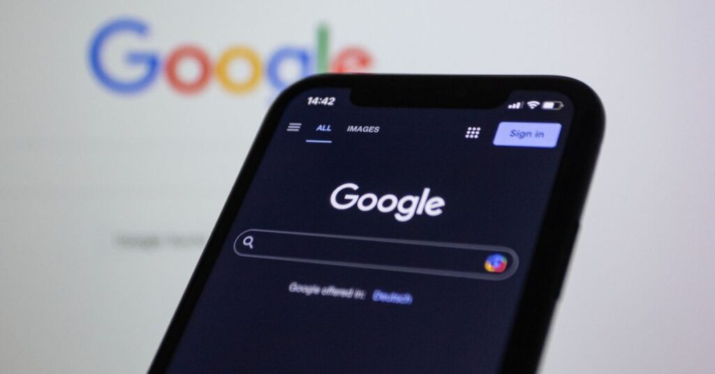 Tela do Google em smartphone durante anúncio do Gemini integrado ao Chrome e expansão da inteligência artificial no Brasil.