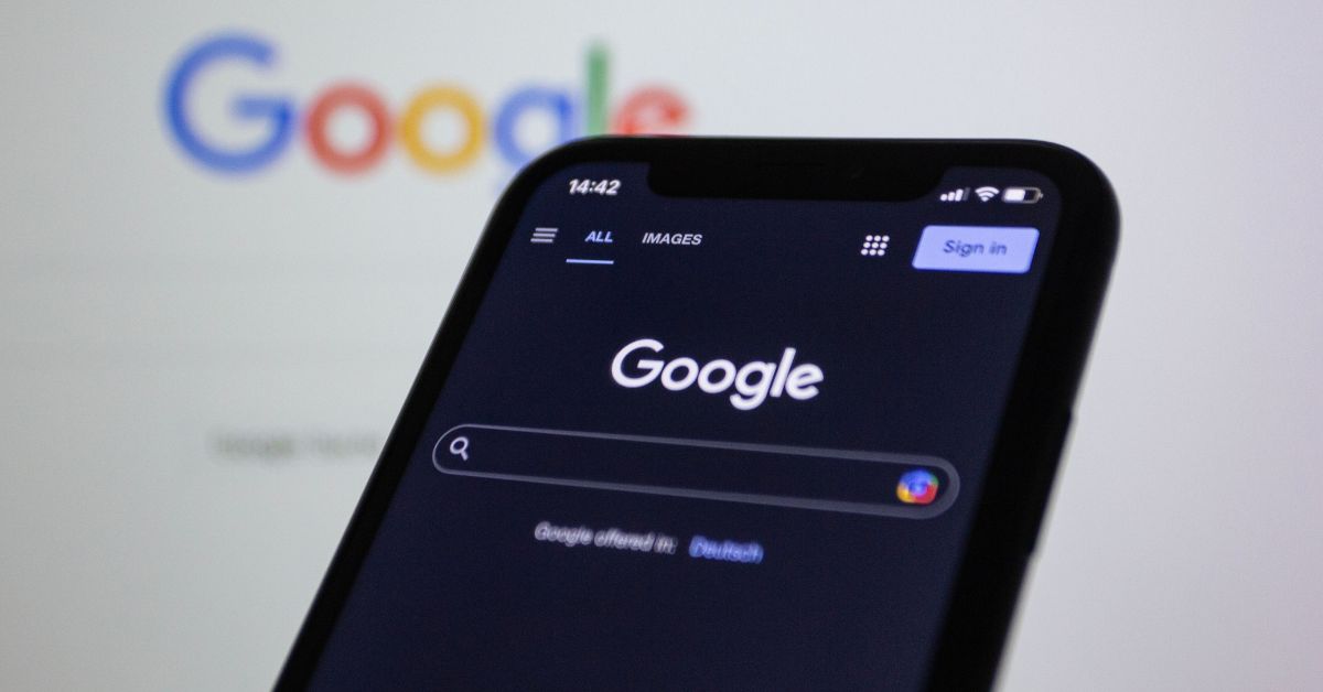 Tela do Google em smartphone durante anúncio do Gemini integrado ao Chrome e expansão da inteligência artificial no Brasil.