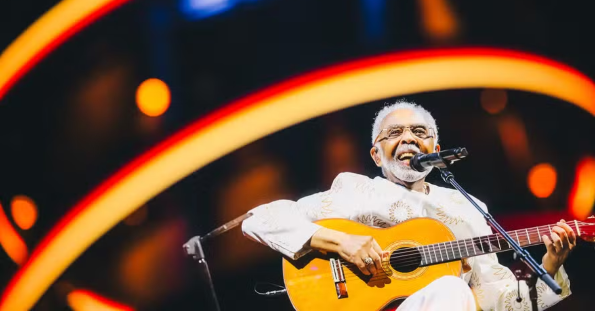Gilberto Gil canta durante um show da turnê Tempo Rei, que deu origem ao álbum ao vivo lançado no aniversário de 84 anos do artista.