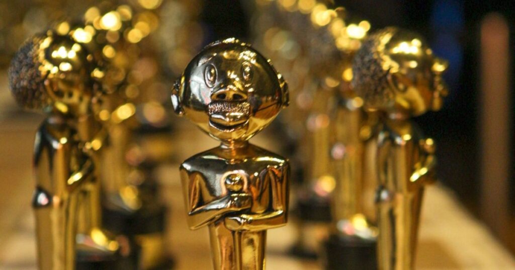 Estatuetas do Grande Otelo 2026, principal premiação do cinema brasileiro, durante cerimônia da Academia Brasileira de Cinema