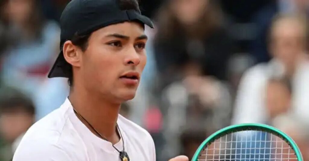 Guto Miguel no Roland Garros durante campanha que garantiu o título juvenil e a liderança do ranking mundial sub-18