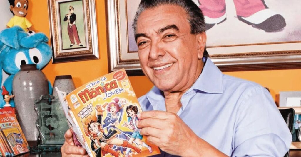 Mauricio de Sousa segura uma revista da Turma da Mônica durante homenagem pelos seus 90 anos em São Paulo