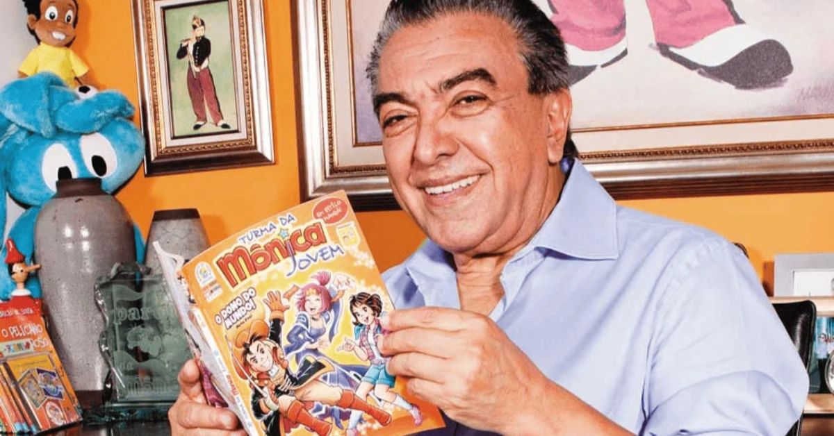 Mauricio de Sousa segura uma revista da Turma da Mônica durante homenagem pelos seus 90 anos em São Paulo