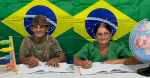 Idosos na EJA posam para a 1ª foto escolar e inspiram quem sonha voltar a estudar