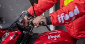 Entregadores do iFood terão primeira CNH de moto com até 90% do valor pago pela empresa