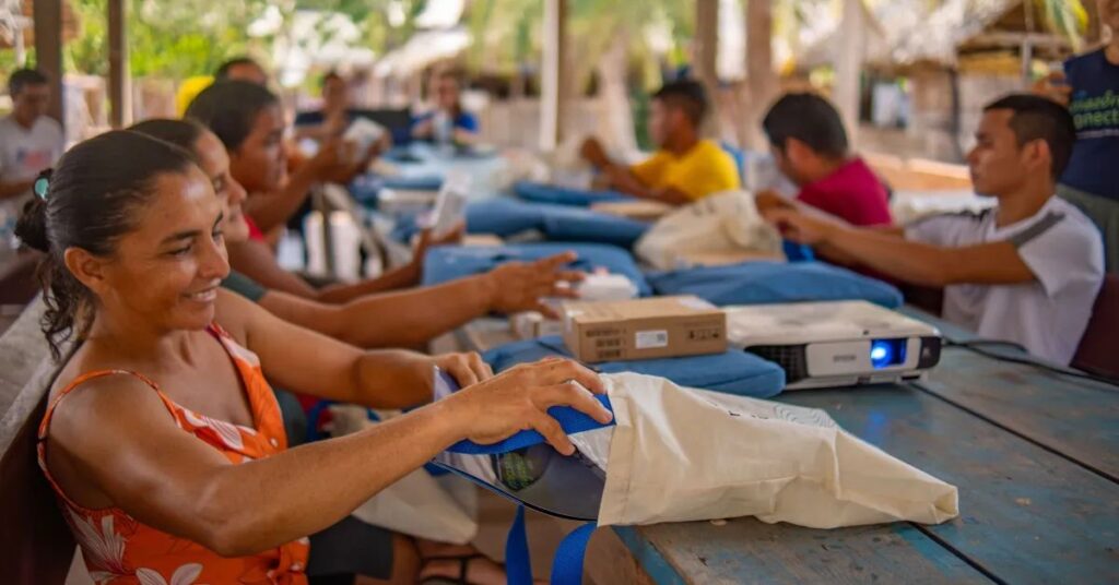 Moradores de comunidade rural de Juriti, no Pará, recebem equipamentos para participação em programa de inclusão digital e capacitação tecnológica.
