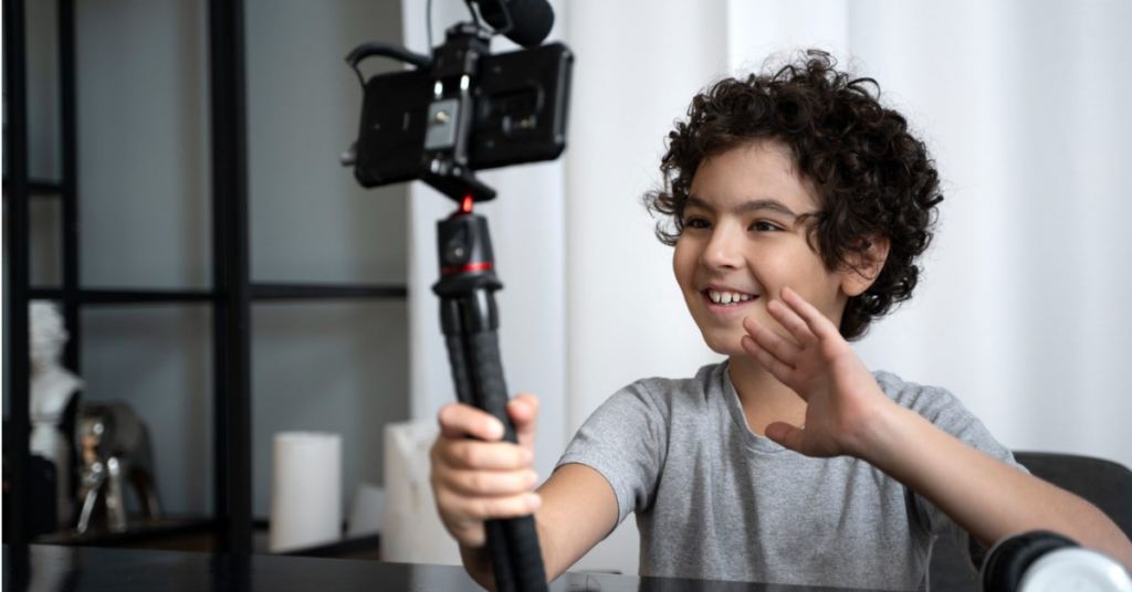 Influenciadores mirins passam a atuar sob novas regras que ampliam a proteção contra exposição excessiva e exploração digital nas plataformas.