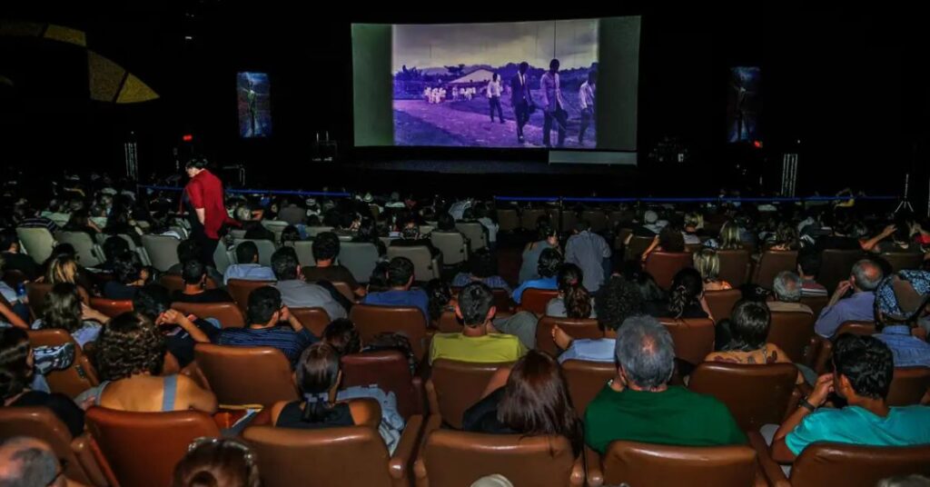 Público acompanha sessão de cinema em sala de exibição beneficiada por investimentos na cultura em São Paulo e no setor audiovisual paulista.