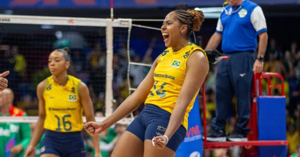 Jogadora da Seleção Brasileira Feminina comemora ponto na vitória sobre a Bulgária pela Liga das Nações de Vôlei em Brasília
