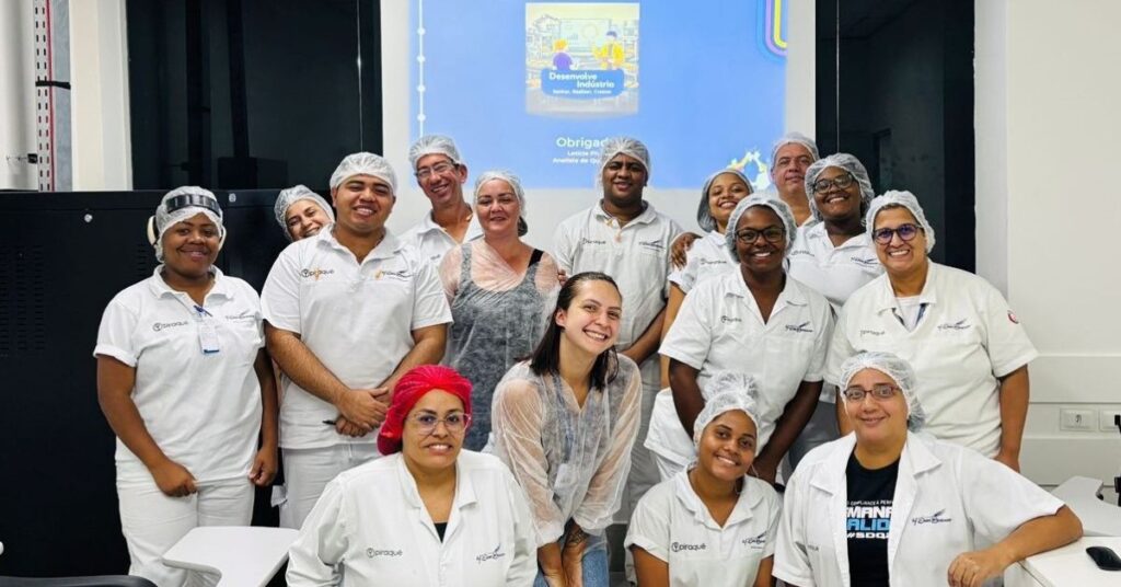 Colaboradores da M. Dias Branco participam de treinamento sobre segurança dos alimentos, qualidade e processos industriais em unidade de produção.