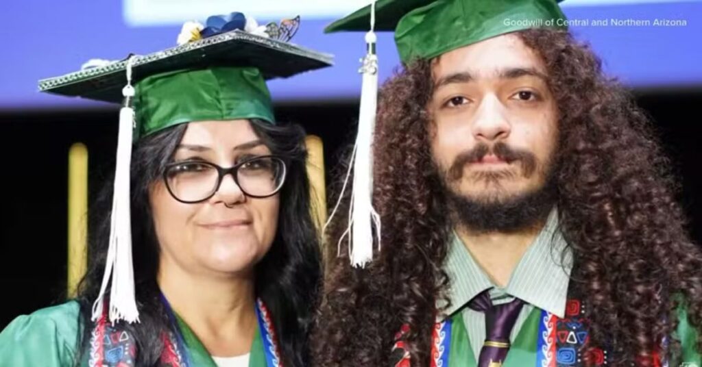 Mãe e filho formados recebem diploma do ensino médio na mesma cerimônia realizada pelo Excel Center, no Arizona.