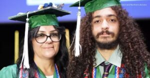 Mãe e filho formados juntos celebram diploma após retomarem os estudos nos EUA