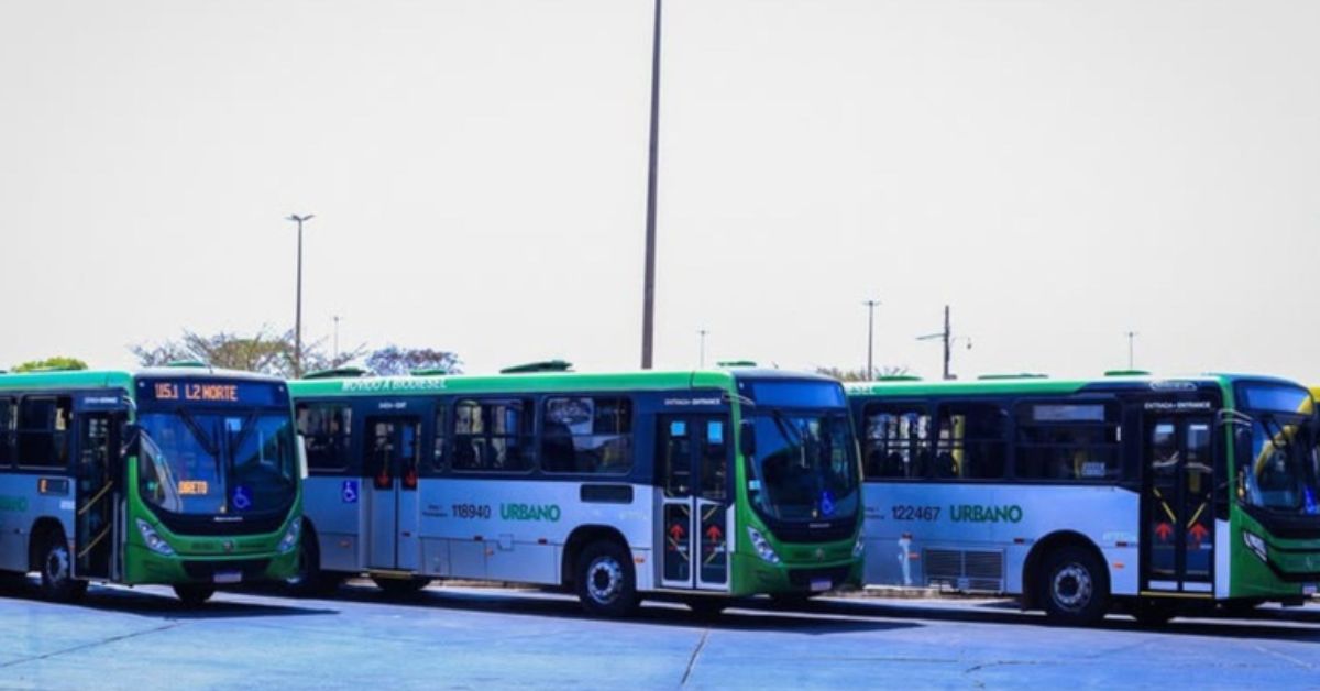 Ônibus do transporte público urbano em terminal de passageiros após sanção do marco legal do transporte no Brasil.
