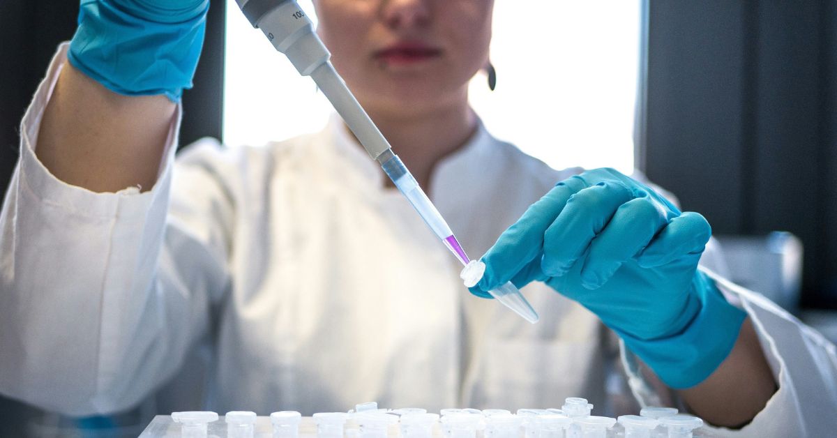 Pesquisadora realiza experimento em laboratório após avanço do Marco Legal Mães na Ciência no Rio de Janeiro