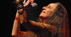 Maria Bethânia faz 80 anos e tem legado que levou cultura brasileira a milhões