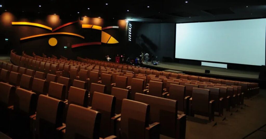 Sala de cinema no Distrito Federal representa o acesso à cultura ampliado pela nova lei de meia-entrada para frentistas e rodoviários.