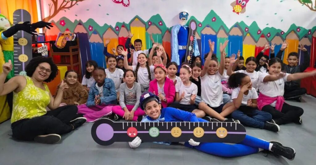 Estudantes da Escola Municipal GET IV Centenário, uma das melhores escolas do mundo e finalista do World’s Best School Prizes 2026, durante atividade de aprendizagem socioemocional no Rio de Janeiro.