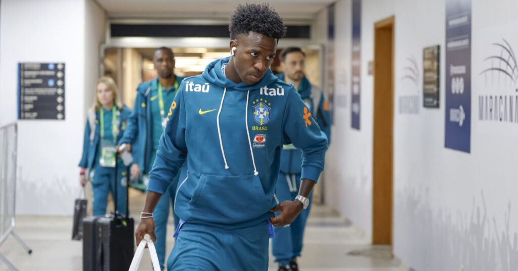Vinícius Júnior chega com a Seleção Brasileira durante a Copa do Mundo 2026; atacante está entre os melhores jogadores da Copa em ranking do The Athletic