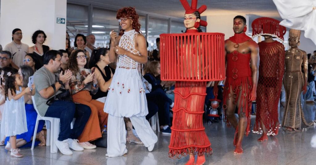 Estudantes apresentam coleções de moda sustentável inspiradas na Amazônia durante desfile do IESB no Museu de Arte de Brasília.