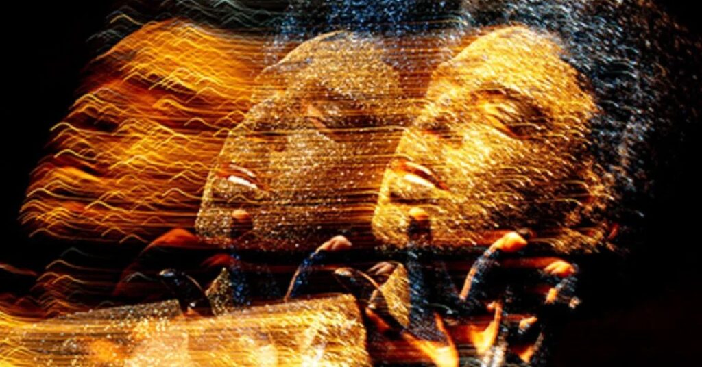 Cena do musical de Gilberto Gil "Gil – Andar com Fé", espetáculo que homenageia a trajetória do cantor e estreia no Teatro Santander.