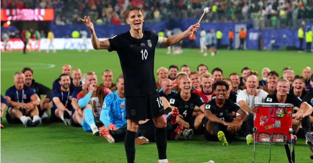 Torcedores da Noruega reproduzem a remada viking nas arquibancadas durante partida do Mundial nos Estados Unidos.