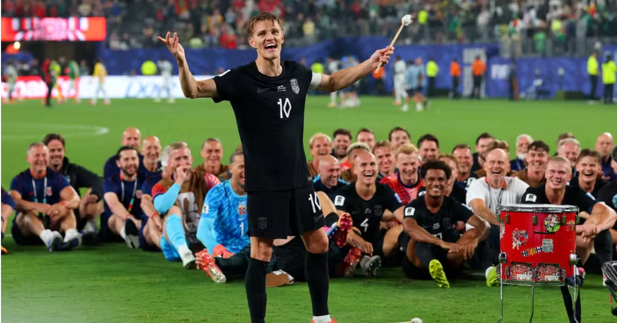 Torcedores da Noruega reproduzem a remada viking nas arquibancadas durante partida do Mundial nos Estados Unidos.