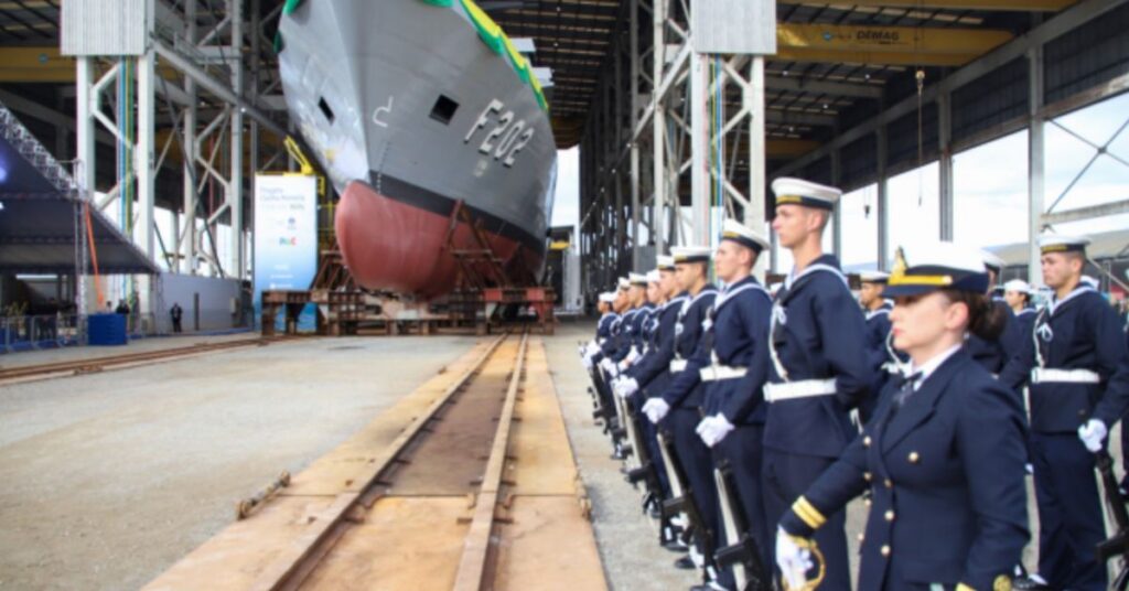 Novo navio de guerra Fragata Cunha Moreira (F202) durante cerimônia de lançamento no estaleiro da Marinha do Brasil em Itajaí (SC).