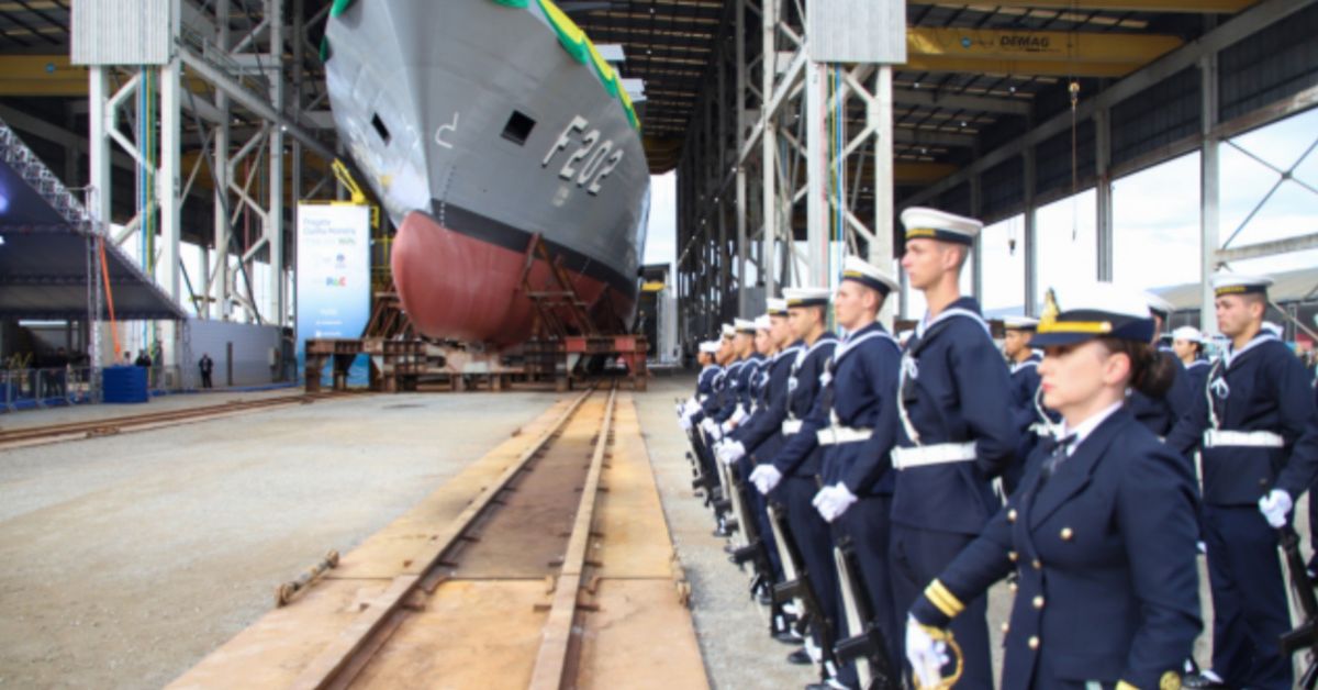 Novo navio de guerra Fragata Cunha Moreira (F202) durante cerimônia de lançamento no estaleiro da Marinha do Brasil em Itajaí (SC).