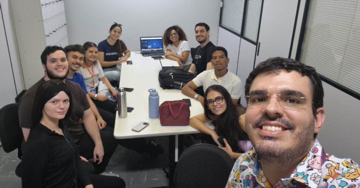 Equipe de estudantes da Unifor responsável pelo desenvolvimento do painel eletrônico hospitalar para melhorar o atendimento em emergência de saúde mental do SUS
