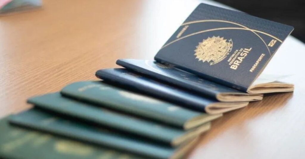 Passaporte brasileiro sobre outros passaportes, documento que ficou em segundo lugar na América Latina no Global Passport Index 2026.