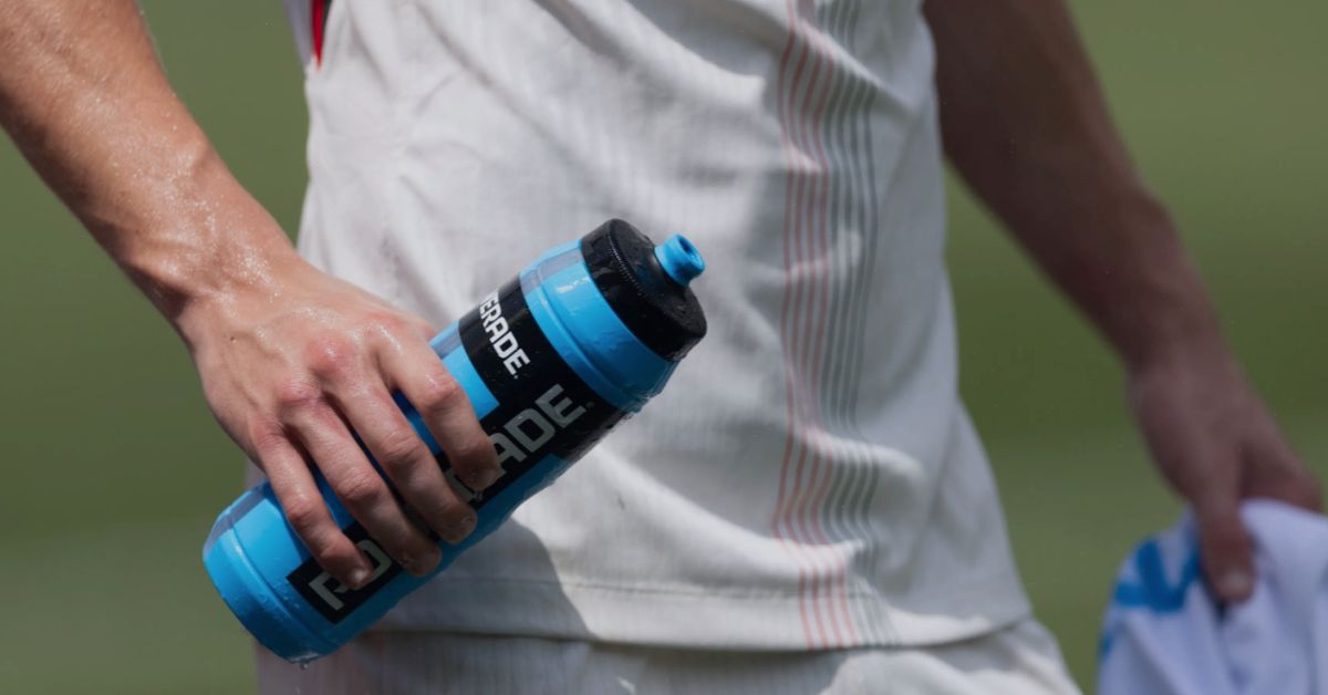 Jogador segura garrafa de água durante pausa para hidratação na Copa em medida adotada pela FIFA para proteger atletas do calor extremo