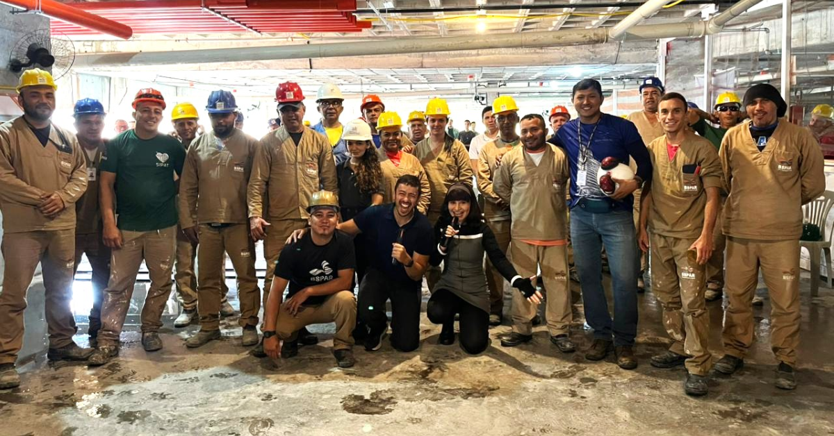 Centenas de trabalhadores da construção civil participaram de apresentações teatrais realizadas nos próprios canteiros, com conteúdos sobre qualificação, carreira e oportunidades no setor.