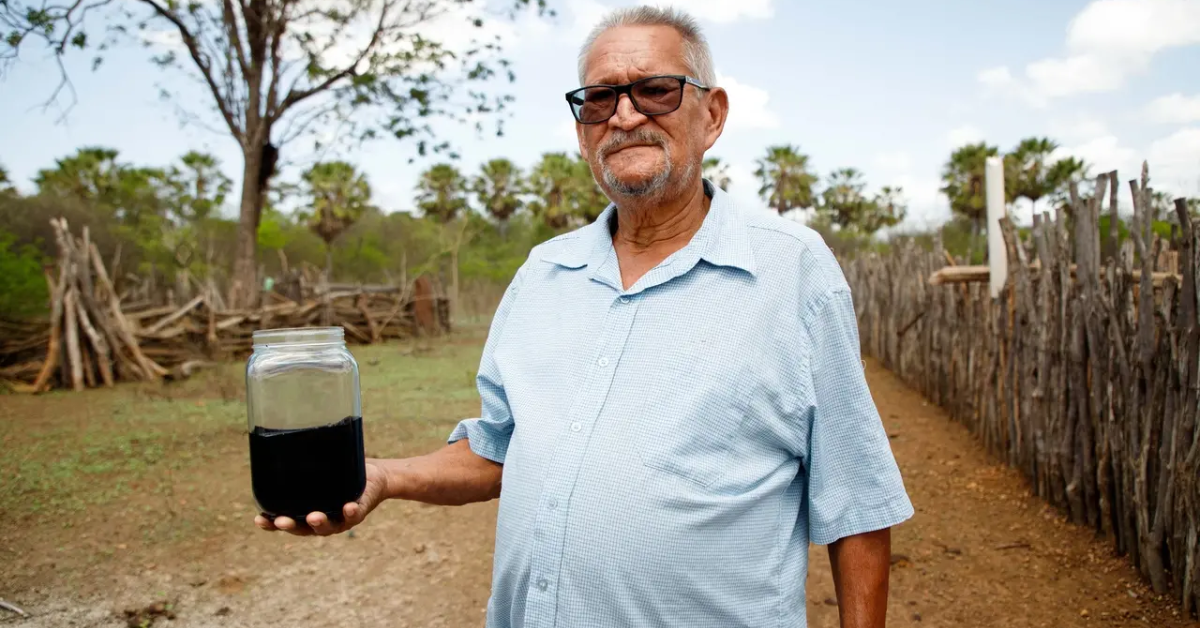 O agricultor encontrou petróleo no sítio que é da família há quatro décadas. Ele perfurava o terreno em busca de água.