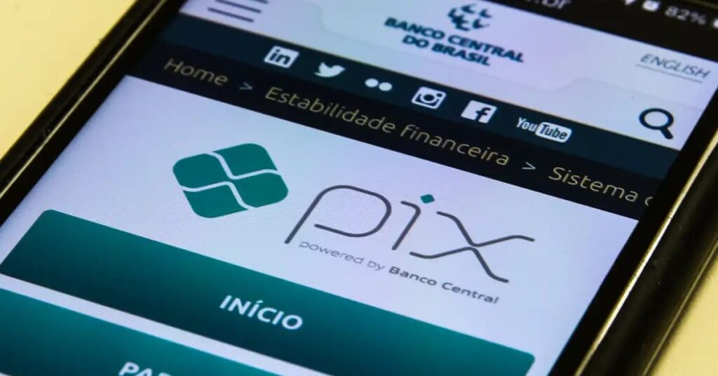 Pix marca de alto renome exibido em tela de celular com sistema de pagamentos do Banco Central do Brasil