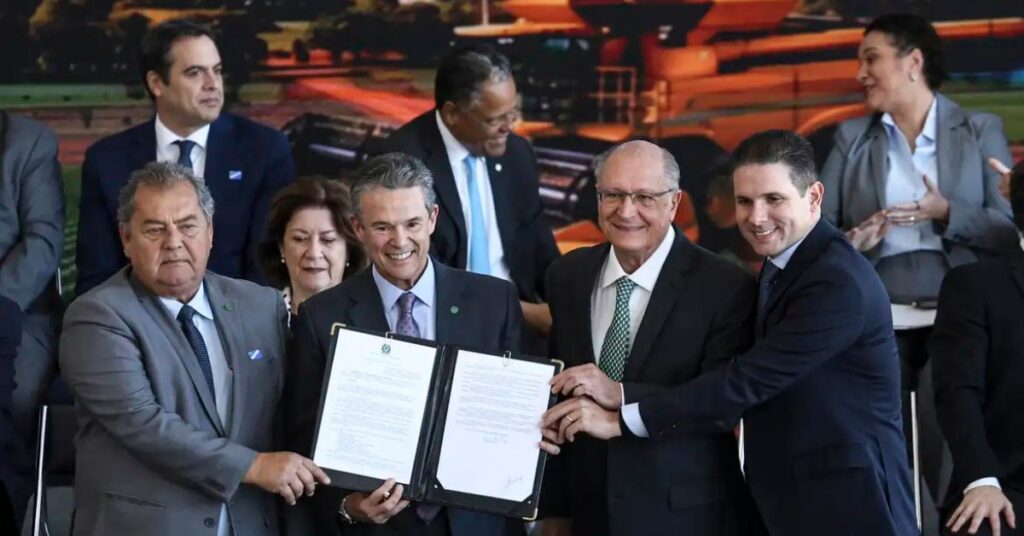 Autoridades durante o lançamento do Plano Safra 2026, programa que amplia o crédito rural com juros menores para produtores brasileiros.